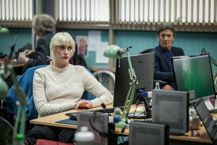 Julia Ragnarsson spiller journalisten, som pludselig får sit job og sit privatliv viklet ind i en speget affære med kokainsniffende bankfolk og rådyrjagende pengeadel. Foto: CMore