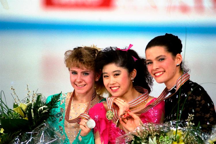 Første gang Nancy Kerrigan (th.)  vakte opsigt internationalt var ved VM i 1991 i München, hvor hun vandt bronze. Til venstre er det sølvvinderen Tonya Harding og i midten verdensmester Kristi Yamaguchi. Alle tre atleter fra USA.
    
   Foto: Dieter Endlicher/Ritzau Scanpix