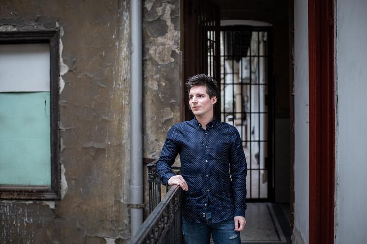 Rui Pinto - her fotograferet under sin husarrest i Budapest, hvor han blev anholdt i januar - kæmper for sin frihed efter at have lækket millioner af hemmelige dokumenter fra fodboldens verden.  Foto: Maria Feck /der Spiegel