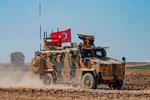 Tyrkisk militærkøretøj på patrulje i det nordlige Syrien ved byen Tel Abyad. USA og Tyrkiet har patruljeret området sammen - nu vil Tyrkiet gennemtvinge etableringen af en 'sikker zone', så det kan hjemsende flere millioner syriske flygtninge.
   Foto: Delil Souleiman/Ritzau Scanpix