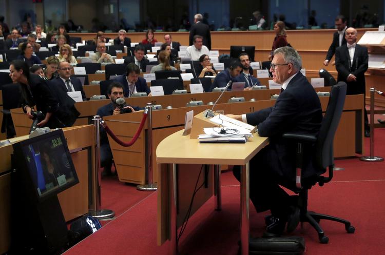 På grillen. Nicolas Schmit, den luxembourgske kandidat til at blive beskæftigelseskommissær, under høring i Bruxelles. Foto: Yves Herman/Ritzau Scanpix