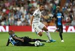 Eden Hazard forsøger her at slippe forbi Club Brugges Clinton Mata tirsdag aften i Madrid, men hverken belgieren eller Real-holdkammeraterne kunne levere varen i gruppe A-kampen, der sluttede 2-2.    Foto: Jon Nazca/Ritzau Scanpix