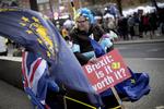 Demonstranter har samlet sig foran parlamentsbygningen Westminster i London, England. I dag fremlægger premierminister, Boris Johnson, det endelige tilbud til EU om en brexit-plan. 
   Foto: Peter Hove Olesen/POLFOTO