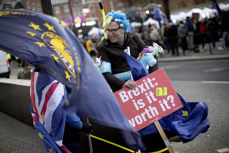 Demonstranter har samlet sig foran parlamentsbygningen Westminster i London, England. I dag fremlægger premierminister, Boris Johnson, det endelige tilbud til EU om en brexit-plan. 
   Foto: Peter Hove Olesen/POLFOTO