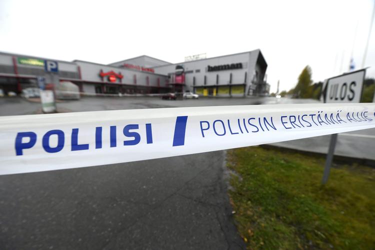 Det er endnu ikke kommet frem, hvad der fik en 25-årig mand til at trænge ind på en fagskole med et sværd i den finske by Kuopio tirsdag morgen. En kvinde blev dræbt og syv andre kvinder såret, før politiet skød den formodede gerningsmand. Foto: Lehtikuva/Ritzau Scanpix