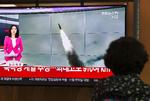 En kvinde ser på en tv skærm, der viser affyringen af den  ballistiske raket, som Nord Korea angiveligt har affyret. Foto: Jung Yeon-je/Ritzau Scanpix