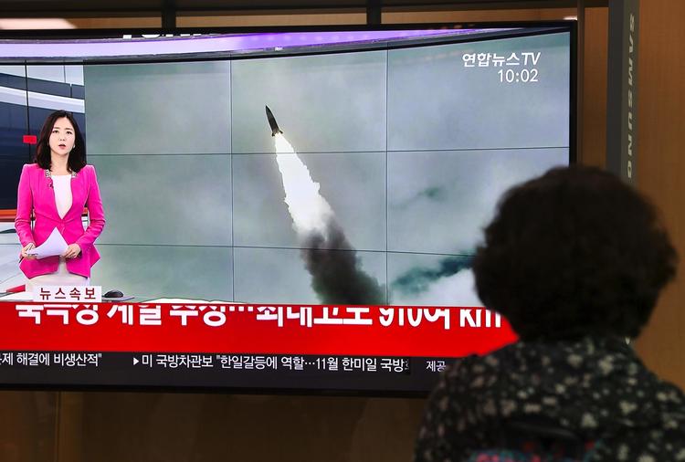 En kvinde ser på en tv skærm, der viser affyringen af den  ballistiske raket, som Nord Korea angiveligt har affyret. Foto: Jung Yeon-je/Ritzau Scanpix