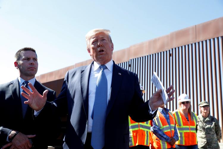 Donald Trump - på besøg ved muren, som han har lovet sine vælgere langs hele grænsen til Mexico.
 Foto: Tom Brenner/Ritzau Scanpix
