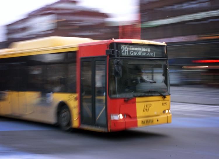 En chauffør mistede onsdag formiddag livet i København. Det skete, da han steg ud af sin lastbil og blev ramt bagfra af forbikørende bus. Han mistede livet. Foto: Jens Dresling/POLFOTO