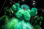 Alt ser forkert og for stort ud, når 'Fashion' viser moden og dens 'morderiske mikrokosmos' frem på Københavns mindste teaterscene.  Foto: Søren Meisner