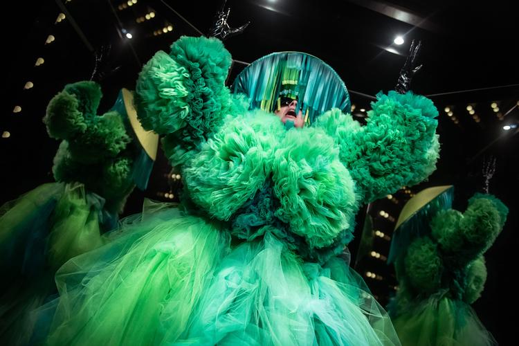 Alt ser forkert og for stort ud, når 'Fashion' viser moden og dens 'morderiske mikrokosmos' frem på Københavns mindste teaterscene.  Foto: Søren Meisner