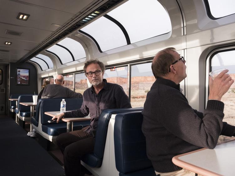 Per J. Andersson er grundlægger af og redaktør på det svenske rejsemagasin Vagabond. Han 
elsker det simple ved togrejsen. At rejse direkte til og fra byernes centrum. Og at se verden 
 - her med amerikanske Amtrak - fra et togvindue.
 Foto: Håkan Elofsson