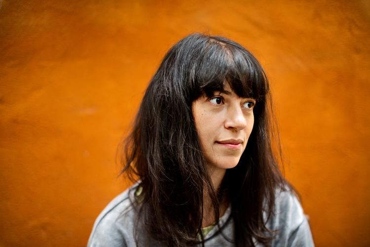 Forfatter Lone Aburas har udgivet sin første digtsamling, der hedder 'Den sorte bog (B-sider)'. Første del er arrige, samfundskritiske tekster, revolutionære digte uden tro på revolutionen.    Foto: Katinka Hustad/POLFOTO