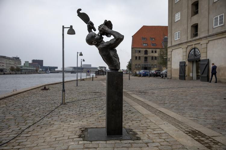 Skulpturen 'Freedom' er nu endelig blevet opsat i det offentlige rum -  tre år efter den blev foræret til Danmark fra De Amerikanske Jomfruøer. Foto: Jacob Erbahn. Foto: Jacob Ehrbahn/POLFOTO