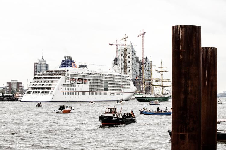 MS Europa 2 er en af de fem krydstogtskibe, som Hapag-Lloyd har fået bygget til selskabets gæster.  Her bliver røgen renset efter alle forskrifter, lover selskabet. Foto: Foto: Hapag-Lloyd 