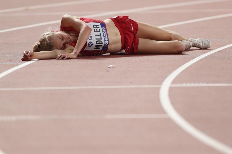 Anna Emilie Møller var fuldstændig udmattet, da hun havde krydset stregen efter sit 5.000 meter-løb onsdag aften. Det blev farvel til VM.
   Foto: Karim Jaafar/Ritzau Scanpix