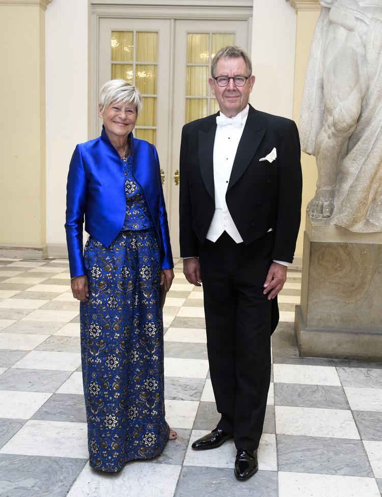
  Poul Nyrup Rasmussen og Lone Dybkjær til gallataffel, da kronprins Frederik fyldte 50.
   Foto: Jonas Olufson