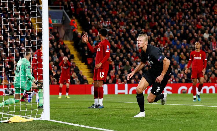 Salzburgs unge nordmand Erling Braut Haaland fejrer sin scoring mod Liverpool på Anfield.
   Foto: Jason Cairnduff/Ritzau Scanpix
