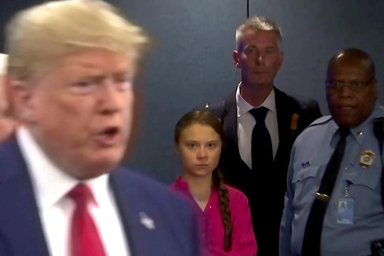Den svenske aktivist Greta Thunberg kigger på USA's præsident Donald Trump, mens han taler med journalister i FN-bygningen i New York.    Foto: Andrew Hofstetter/Ritzau Scanpix