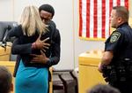 Botham Jeans yngre bror, Brandt Jean, giver et knus til tidligere betjent, Amber Guyger. Hun fik en dom på 10 år for drabet på Botham Jean.  Foto: Tom Fox/Ritzau Scanpix