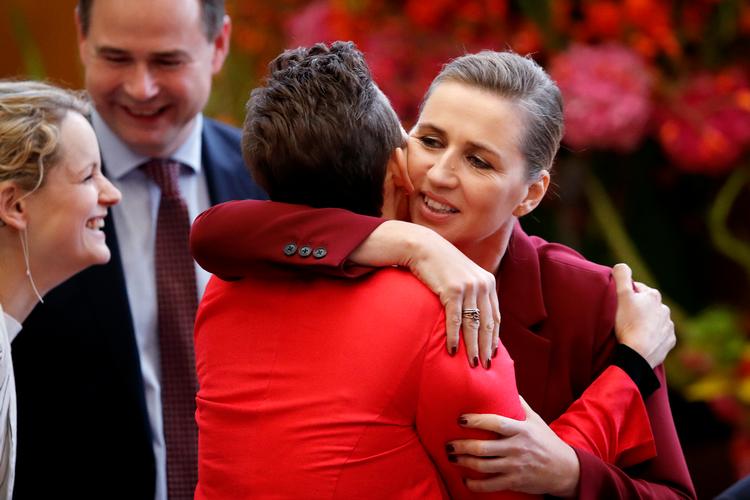 Der blev krammet til Folketingets åbningsdebat. Her ses SFs Pia Olsen Dyhr og Statsminister Mette Frederiksen, Enhedslistens Pernille Skipper og Finansminister Nicolai Wammen Foto: Jens Dresling/POLFOTO