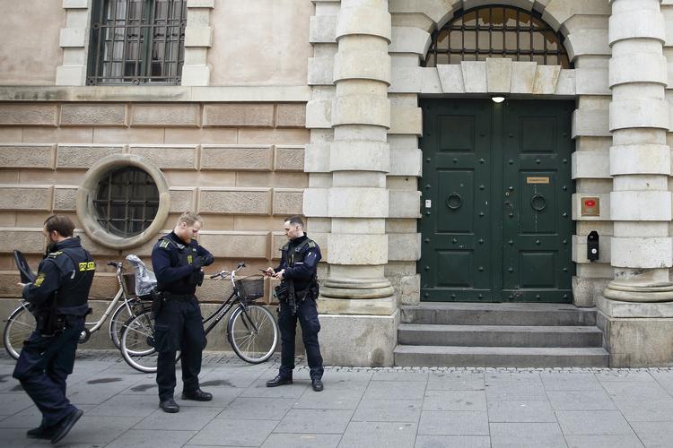 En eksiliraner fra Norge, der er mistænkt for at have planlagt et attentatforsøg mod ASMLA i Ringsted, skal forblive fængslet. Her ses tungt bevæbnet politi foran Byretten.
   Foto: Jens Dresling/Ritzau Scanpix