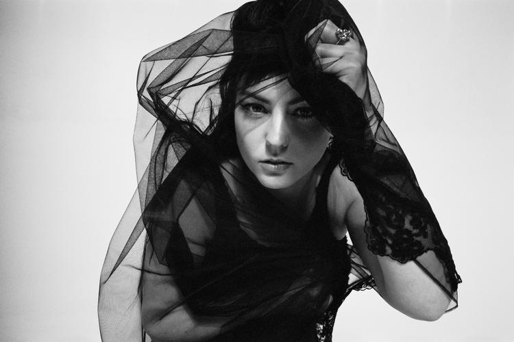 Angel Olsens nye album ’All Mirrors’ er på mange måder blevet et formfuldendt og dramatisk værk, men de store arrangementer skaber også en afstand til hende.  Foto: Cameron McCool