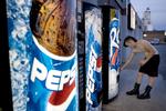 En mand køber sodavand i en automat i byen Bement i Illionois, USA. Selskabet Pepsico, der nok er mest kendt for netop denne læskedrik, har rygvind, viser regnskabet for tredje kvartal.    Foto: Thomas Borberg/POLFOTO