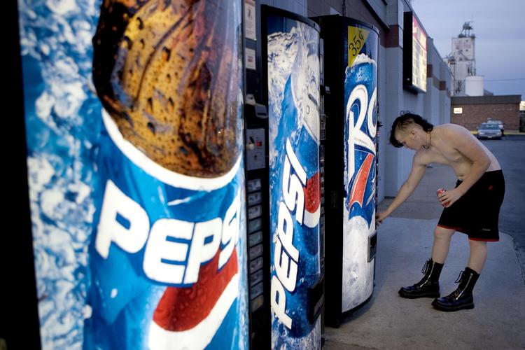 En mand køber sodavand i en automat i byen Bement i Illionois, USA. Selskabet Pepsico, der nok er mest kendt for netop denne læskedrik, har rygvind, viser regnskabet for tredje kvartal.    Foto: Thomas Borberg/POLFOTO