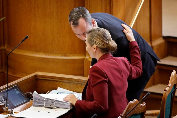 Der er god stemning til Folketinget åbningsdebat. Her ses statsminister Mette Frederiksen (S) og Venstres Jakob Ellemann-Jensen (V).  Foto: Jens Dresling/POLFOTO