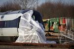 Den ulykkesramte togvogn blev fragtet til Nyborg efter togulykken på Storebæltsbroen 2. januar. 8 mennesker mistede livet, da en lastbiltrailer, der stod på en godsvogn, rev sig løs i blæsten og ramte det modkørende passagertog.
   Foto: Finn Frandsen/POLFOTO