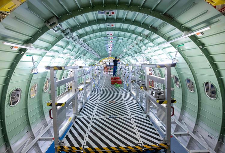 En tekniker arbejder inde i et kommende Airbus-fly på konsortiets fabrik i Hamburg, hvor flere modeller bliver samlet. Airbus har med flere populære modeller overhalet Boeing. 
    A technician of Airbus works in a fuselage segment of a plane belonging to the Airbus A320 family at the company's Finkenwerder plant in Hamburg, northern Germany, on October 1, 2019. - Airbus presented a new mounting method for the assembly of planes from the A320 family. (Photo by Christian Charisius / dpa / AFP) / Germany OUT
   Foto: Christian Charisius/Ritzau Scanpix