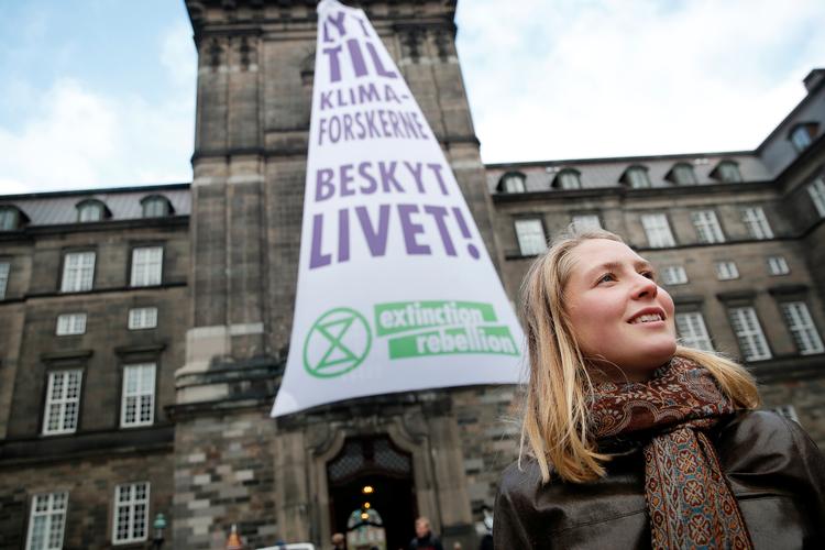 Vi hejser banneret op her, fordi vi er nødt til at råbe politikerne op, siger Julie Stokholm Daugaard, talsprson for 'Extinction Rebellion'















   Foto: Jens Dresling/POLFOTO
