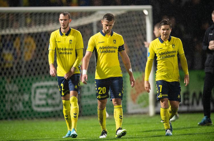 Brøndby-spillerne har i september haft alt for god grund til at stirre forbitret ned i græsset efter bare en sejr og tre nederlag i Superligaen - senest her mod SønderjyskE. Foto: Claus Fisker/Ritzau Scanpix