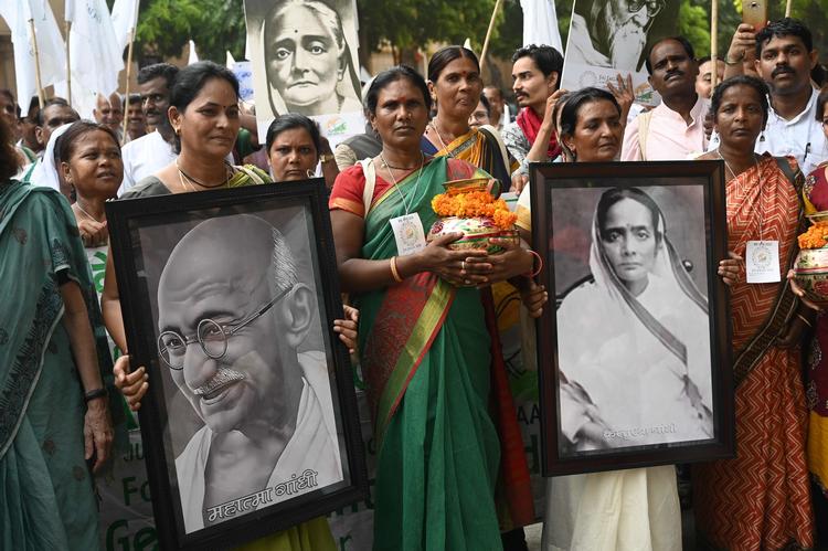 Indere mindes Mahatma Gandhi (tv.) og hans hustru, Kasturba Gandhi (th.) på 150 årsdagen for hans fødselsdag.  Foto: Money Sharma/Ritzau Scanpix