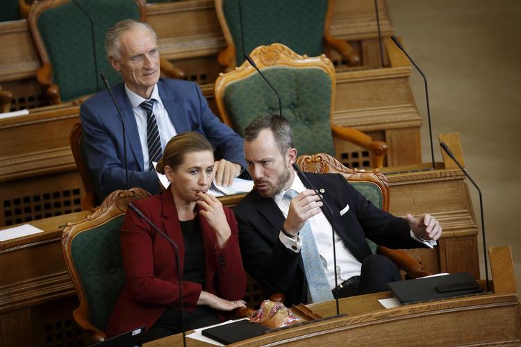 Folketingets åbningsdebat sluttede  først kl. 1.15 natten til fredag og varede dermed i over 15 timer. Undervejs måtte regeringen finde sig i beskydninger fra både støttepartier og opposition.   Foto: Jens Dresling/POLFOTO