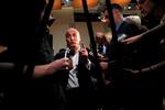 Det demokratiske kongresmedlem Max Rose omringes af pressen, der vil høre om han støtter en rigsrets-undersøgelse mod Trump. Hans holdning kan få stor betydning i hans distrikt, New Yorks Staten Island, hvor de fleste elsker Trump.  Foto: Andrew Kelly/Ritzau Scanpix