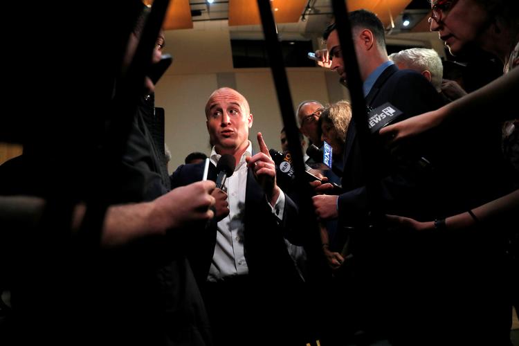 Det demokratiske kongresmedlem Max Rose omringes af pressen, der vil høre om han støtter en rigsrets-undersøgelse mod Trump. Hans holdning kan få stor betydning i hans distrikt, New Yorks Staten Island, hvor de fleste elsker Trump.  Foto: Andrew Kelly/Ritzau Scanpix