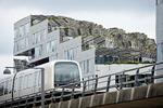 Krydsprogrammering kalder arkitekterne det, når en bygning tegnes og opføres med  flere funktioner. Her er det VM Bjerget i Ørestad, der rummer både forretninger, p-hus og gårdhavehuse. Foto: Jens Dresling/POLFOTO
