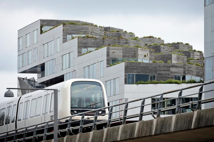 Krydsprogrammering kalder arkitekterne det, når en bygning tegnes og opføres med  flere funktioner. Her er det VM Bjerget i Ørestad, der rummer både forretninger, p-hus og gårdhavehuse. Foto: Jens Dresling/POLFOTO