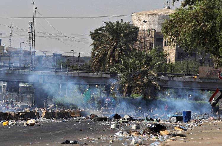 Demonstranter samlets i Bagdad, Irak, hvor der har været voldsom uro i de seneste dage. Foto: Ahmad Al-rubaye/Ritzau Scanpix