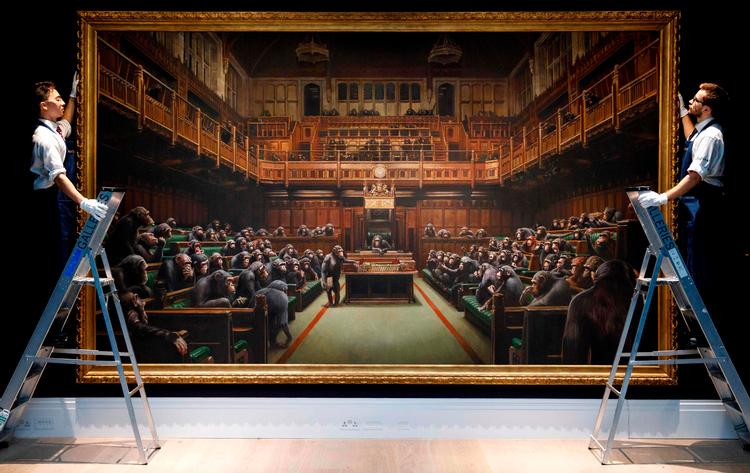Maleriet ’Devolved Parliament’ af den stadig ukendte kunstner Banksy, blev solgt for et rekord højt beløb.  Foto: Tolga Akmen/Ritzau Scanpix