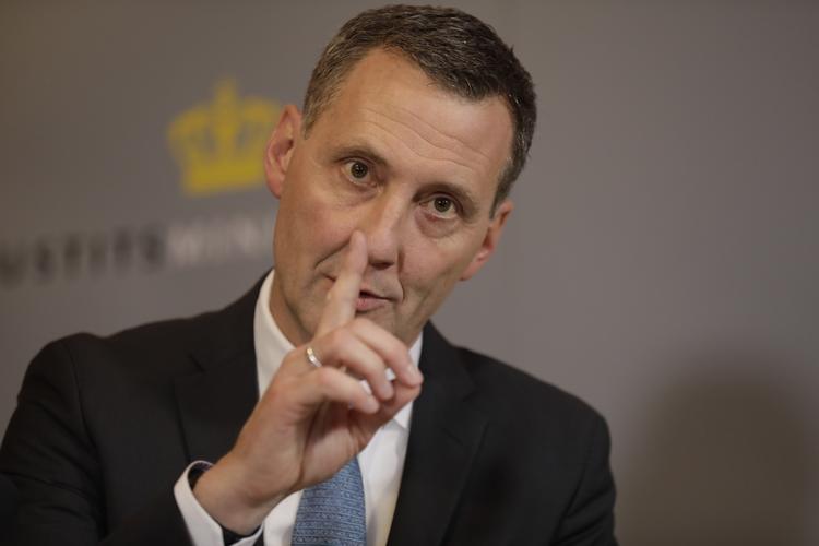 Justitsminister Nick Hækkerup (S) mener, at Rigspolitiet og Rigsadvokaten har svigtet. Og selvom hans eget embedsværk kendte til telefejl i Emilie Meng-sagen og andre sager allerede i marts, forsvarer han i det væsentlige deres passivitet i forløbet. 
   Foto: Finn Frandsen