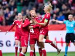 Med sit første landskampsmål bragte Stine Ballisager (i midten) tidligt Danmark på sejrskurs.. Foto: Henning Bagger/Ritzau Scanpix