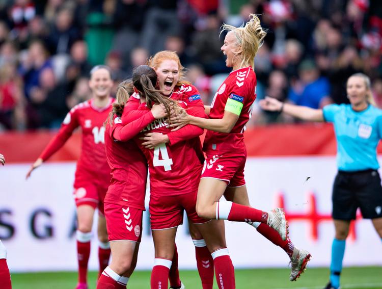 Med sit første landskampsmål bragte Stine Ballisager (i midten) tidligt Danmark på sejrskurs.. Foto: Henning Bagger/Ritzau Scanpix