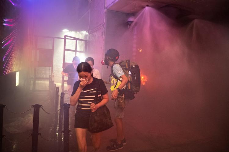 Fredag aften satte demonstrationer ild til nedgangene til flere metrostationer. Foto: Jacob Ehrbahn/POLFOTO