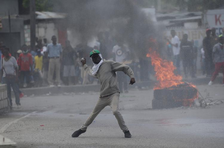 Tusinder af haitianere gik fredag på gaden i Haitis hovedstad, Port-au-Prince, for at kræve præsident Jovenel Moïses afgang. Foto: Andres Martinez Casares/Ritzau Scanpix