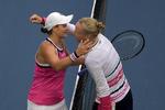 Ashleigh Barty siger tak for kampen til Kiki Bertens efter en hård semifinale lørdag i Beijing.
   Foto: Noel Celis/Ritzau Scanpix
