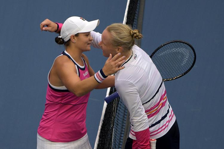 Ashleigh Barty siger tak for kampen til Kiki Bertens efter en hård semifinale lørdag i Beijing.
   Foto: Noel Celis/Ritzau Scanpix