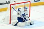 Frederik Andersen fra Toronto Maple Leafs leverer her en skulderredning (puck tv.) i opgøret mod Columbus Blue Jackets.   Foto: Aaron Doster/Ritzau Scanpix